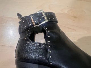 Botines Negros con Tachuelas