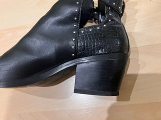 Botines Negros con Tachuelas