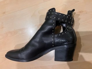Botines Negros con Tachuelas