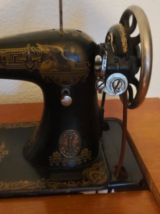 Máquina de coser antigua de madera y metal