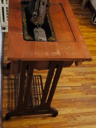 Máquina de coser antigua de madera y metal