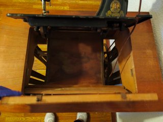 Máquina de coser antigua de madera y metal