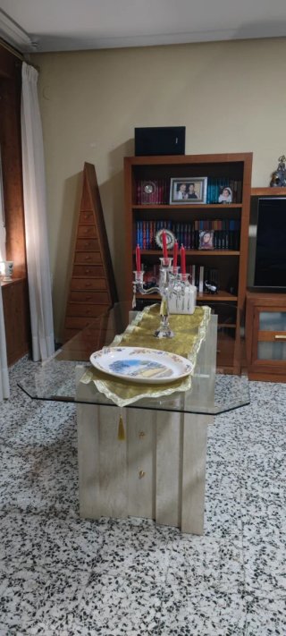 Tavolo in marmo, ferro battuto e cristallo.