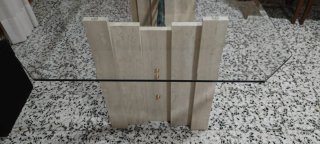 Tavolo in marmo, ferro battuto e cristallo.