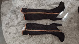 Botas altas negras y marrones