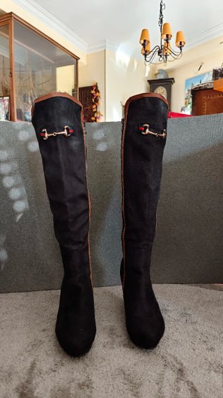 Botas altas negras y marrones