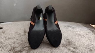 Botas altas negras y marrones