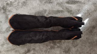 Botas altas negras y marrones