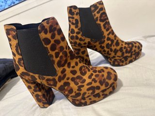Botines de tacón con estampado leopardo