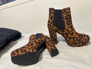 Botines de tacón con estampado leopardo
