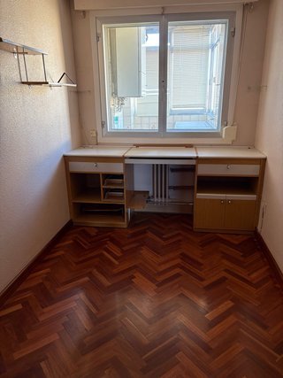 Escritorio de madera con cajones