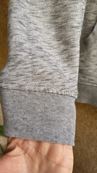 Sudadera con capucha gris
