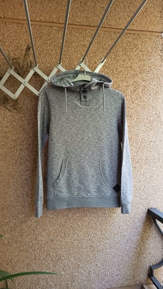 Sudadera con capucha gris