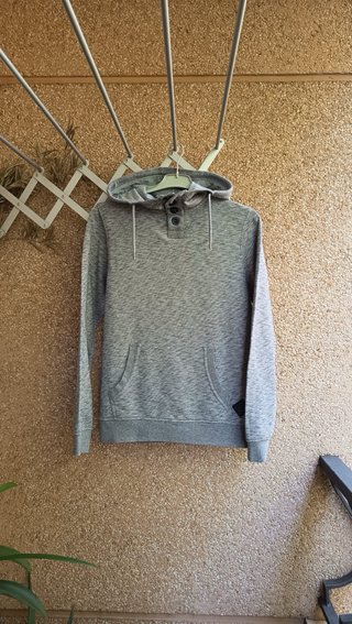 Sudadera con capucha gris