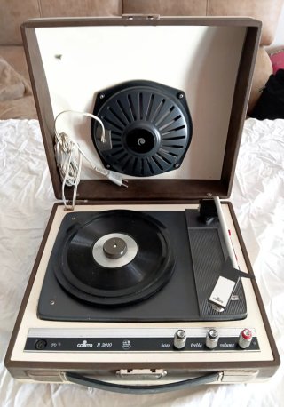 TOCADISCOS PORTÁTIL DE MALETA VINTAGE.