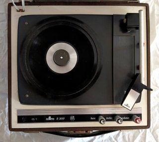 TOCADISCOS PORTÁTIL DE MALETA VINTAGE.
