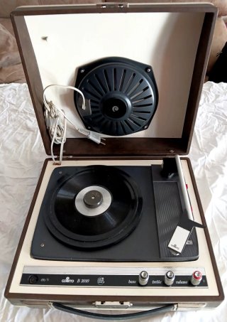 TOCADISCOS PORTÁTIL DE MALETA VINTAGE.