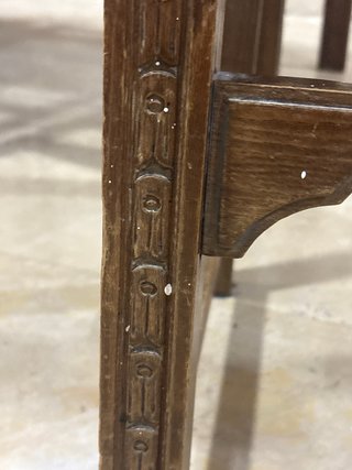 Silla antigua de cuero con revistero