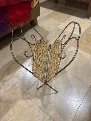 Silla antigua de cuero con revistero