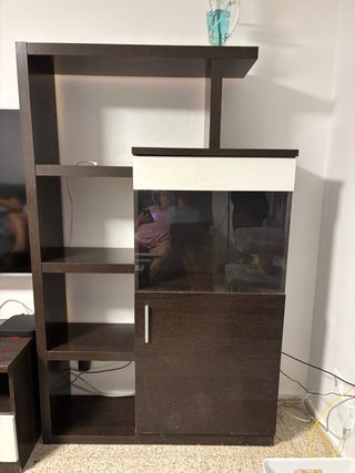 Mueble de madera con escaparate precio negociable
