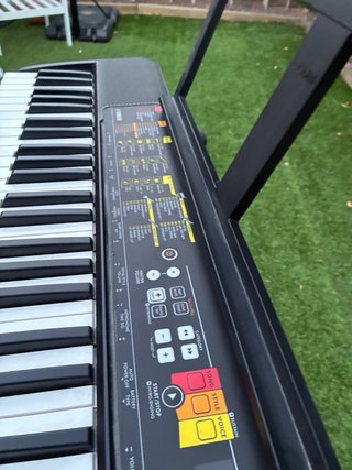 Teclado Yamaha PSR-F52 + Soporte
