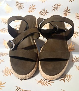 Sandalias con plataforma color caqui Parfois t-39