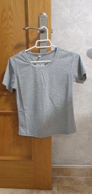 Camiseta gris lentejuelas y alas para niña
