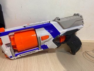 Pistola Nerf Elite Strongarm y Máscara