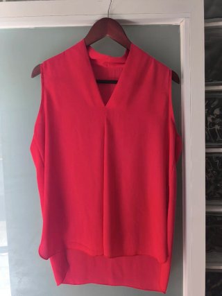 Blusa roja sin mangas