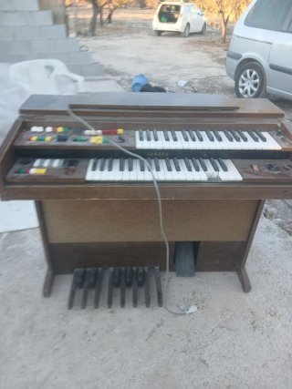 Piano Yamaha con pedales