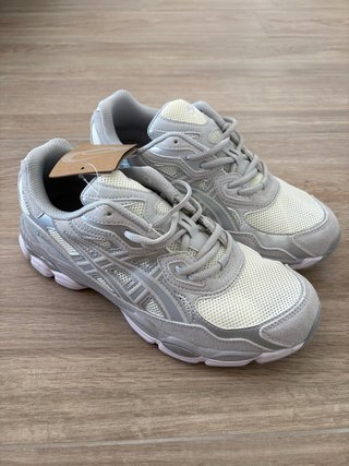Zapatillas Asics GEL-NYC Crema y Gris