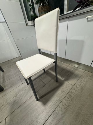 Mesa de cocina con 4 sillas blancas