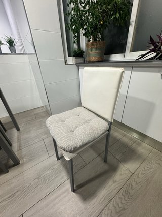 Mesa de cocina con 4 sillas blancas