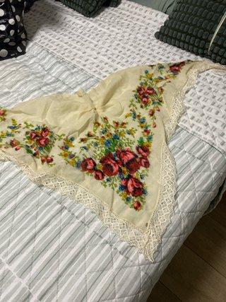 Pañoleta Beige con Estampado Floral