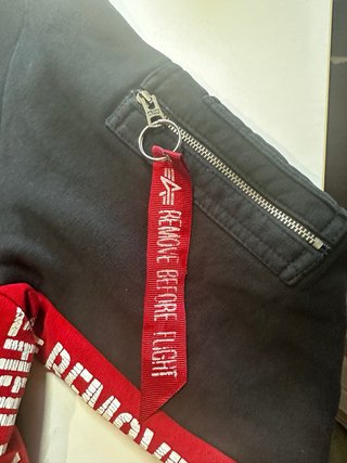 Sudadera Alpha Industries Negra y Roja M