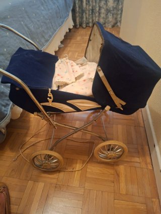 Carrito de bebé antiguo de juguete