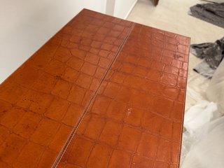 Tavolo consolle in pelle marrone