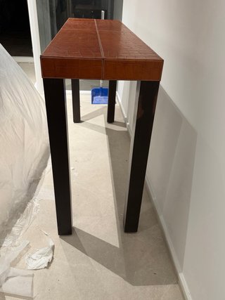 Tavolo consolle in pelle marrone