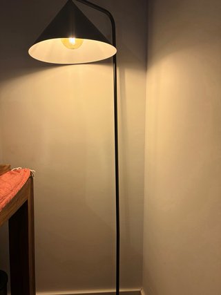 Lámpara de pie negra minimalista