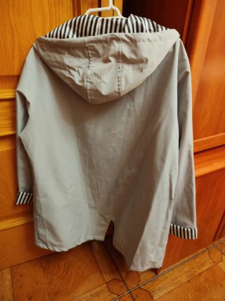 Parka gris con capucha y rayas