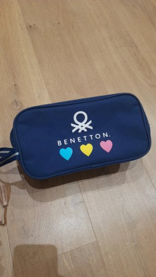 Neceser Benetton azul con corazones