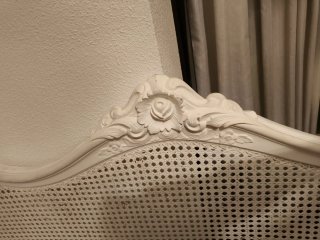 Cama de madera y ratán