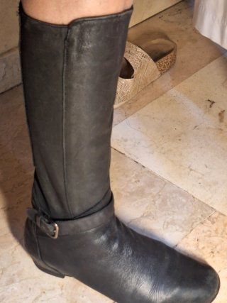 Botas de piel negras caña estrecha