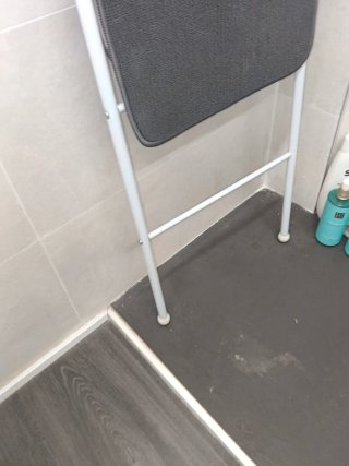 Escalera de metal blanca para decoración