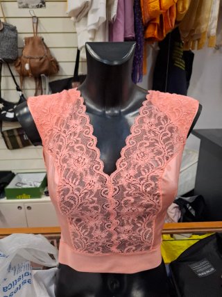 Top rosa con detalles de encaje