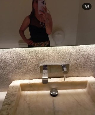Top transparente con detalles dorados