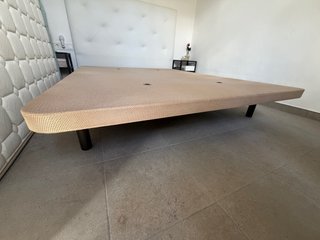 Somier con patas beige y negro 150x190