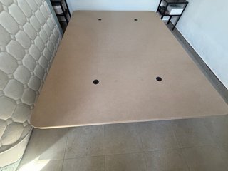 Somier con patas beige y negro 150x190