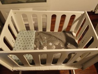 Cuna de bebé blanca con ruedas