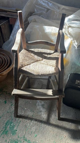 Trona de madera antigua